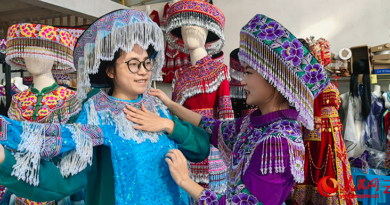 Ethnic costumes in high demand in SW China’s Yunnan